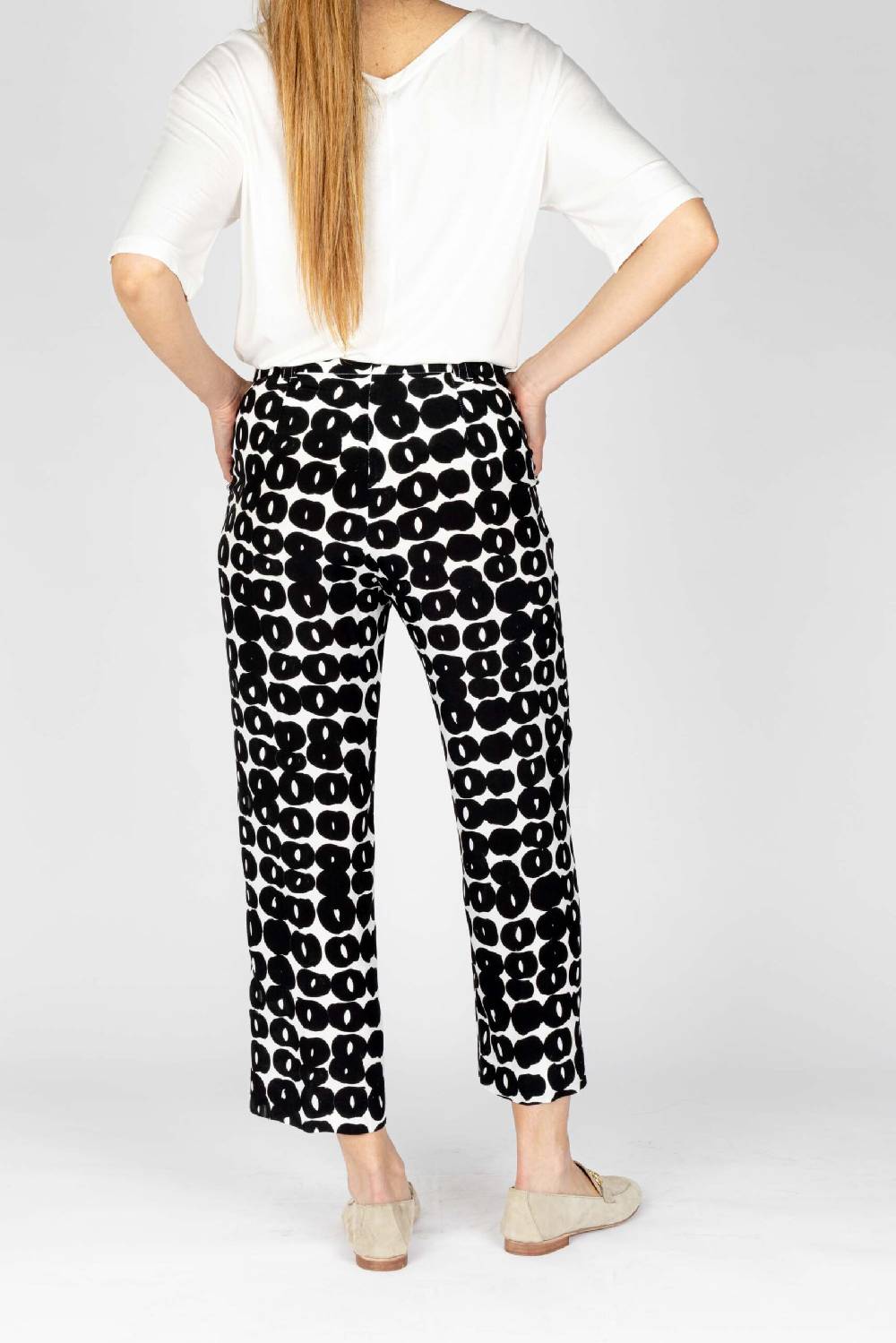 L.Pucci Pantaloni colore nero gamba larga tessuto viscosa stampa cerchio Qualità Garantita