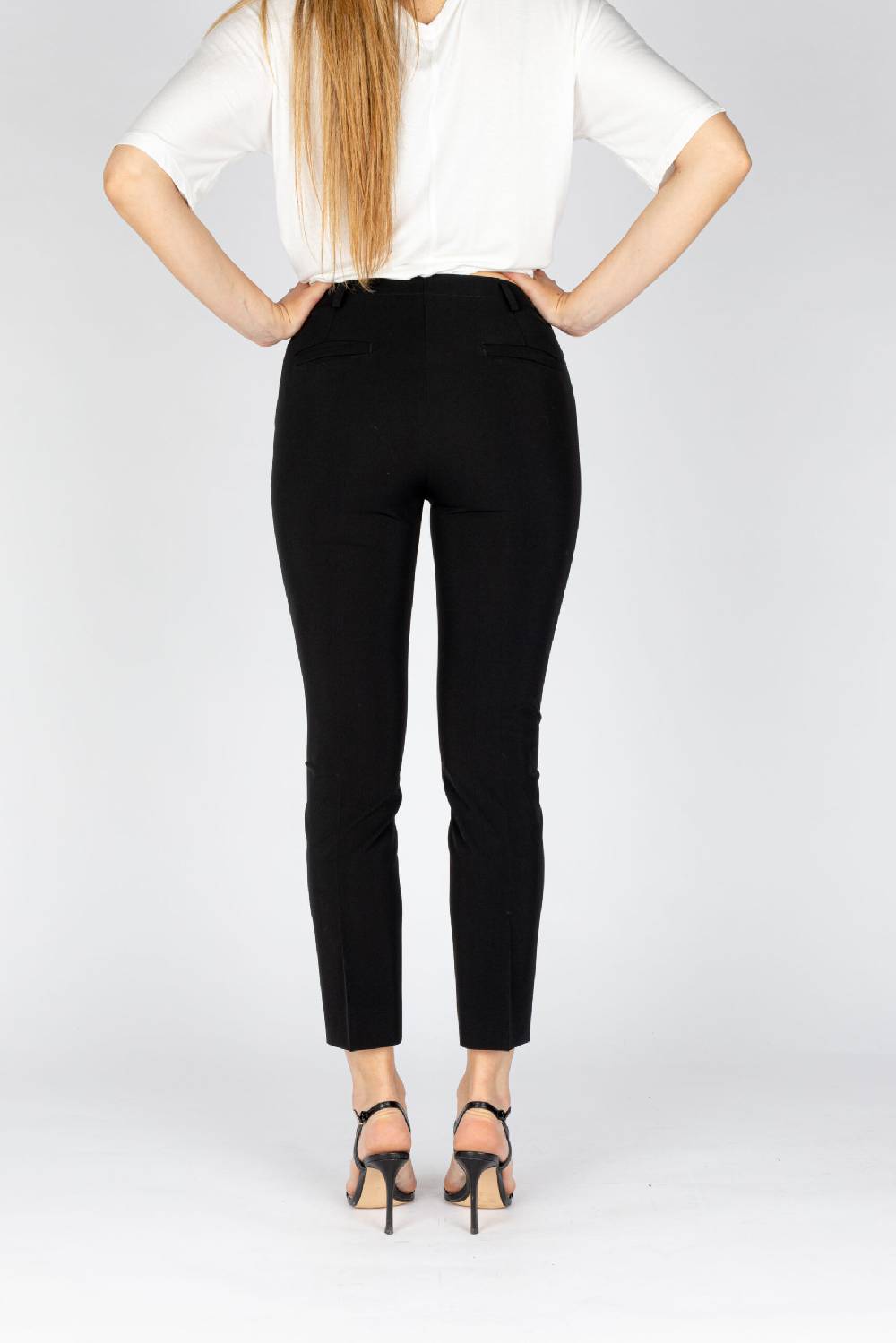 L.Pucci Pantaloni modello gamba stretta tessuto tecnico stretch colore nero Economico