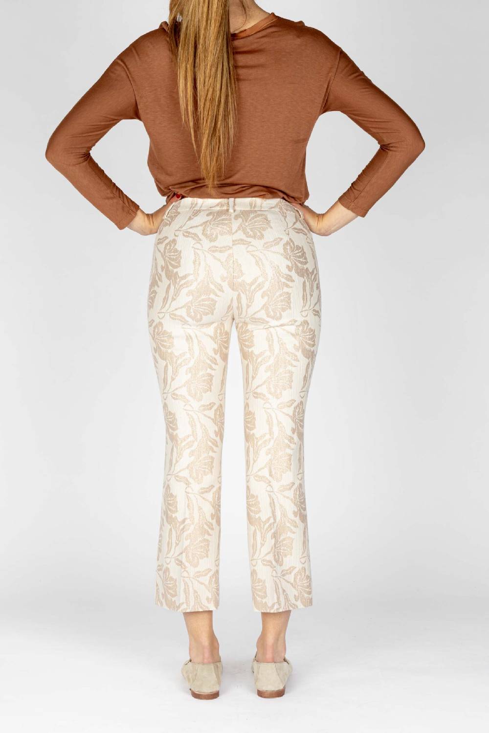L.Pucci Pantaloni disegno fiore colore beige, linea zampetta tessuto jacquard lurex Convenienza