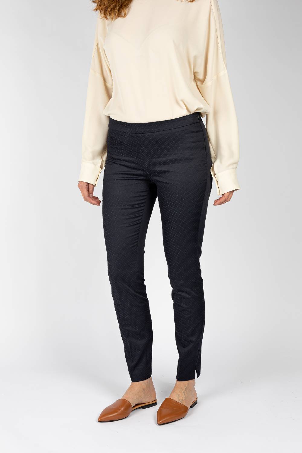 L.Pucci Pantaloni effetto punto spillo colore blu, linea a sigaretta tessuto jacquard Outlet