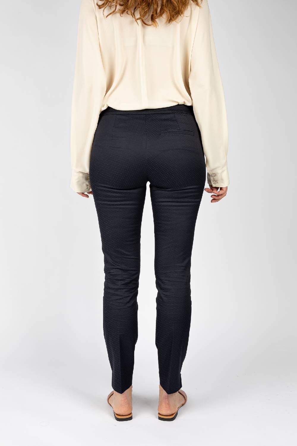 L.Pucci Pantaloni effetto punto spillo colore blu, linea a sigaretta tessuto jacquard Outlet