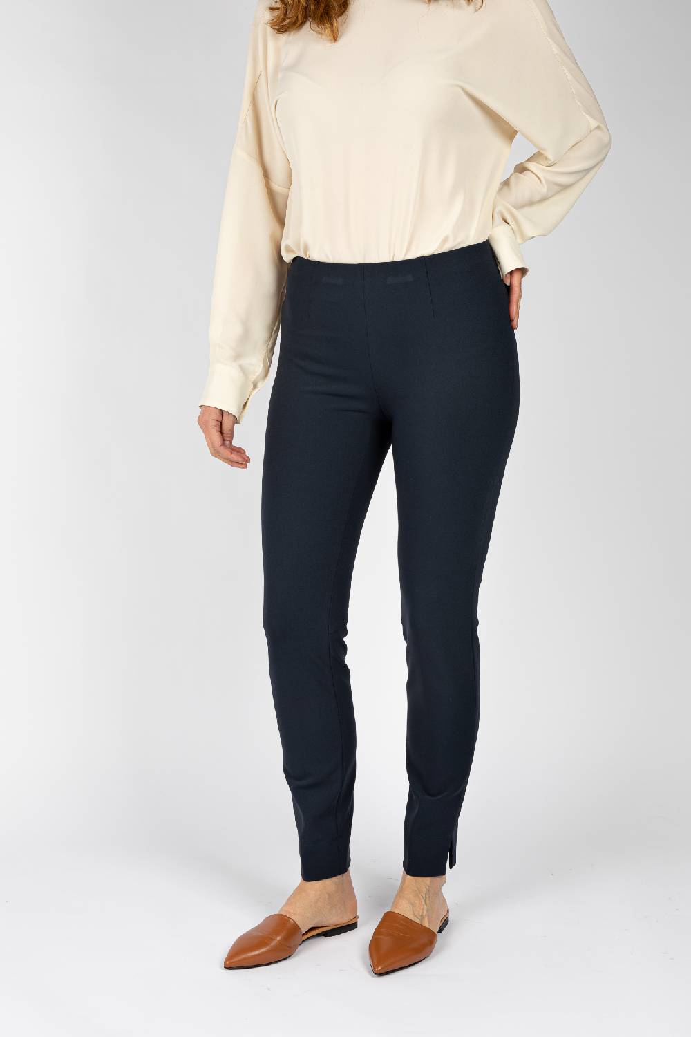 L.Pucci Pantaloni colore blu con linea a sigaretta 2025