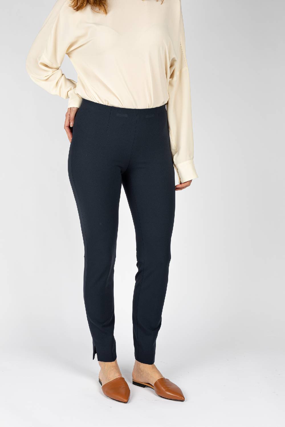 L.Pucci Pantaloni colore blu con linea a sigaretta 2025