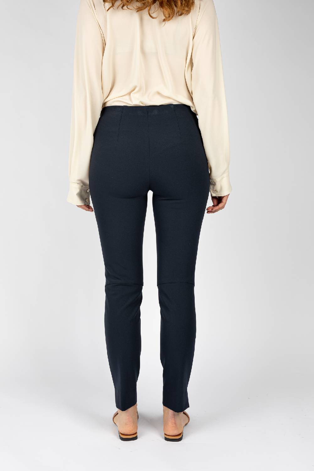 L.Pucci Pantaloni colore blu con linea a sigaretta 2025