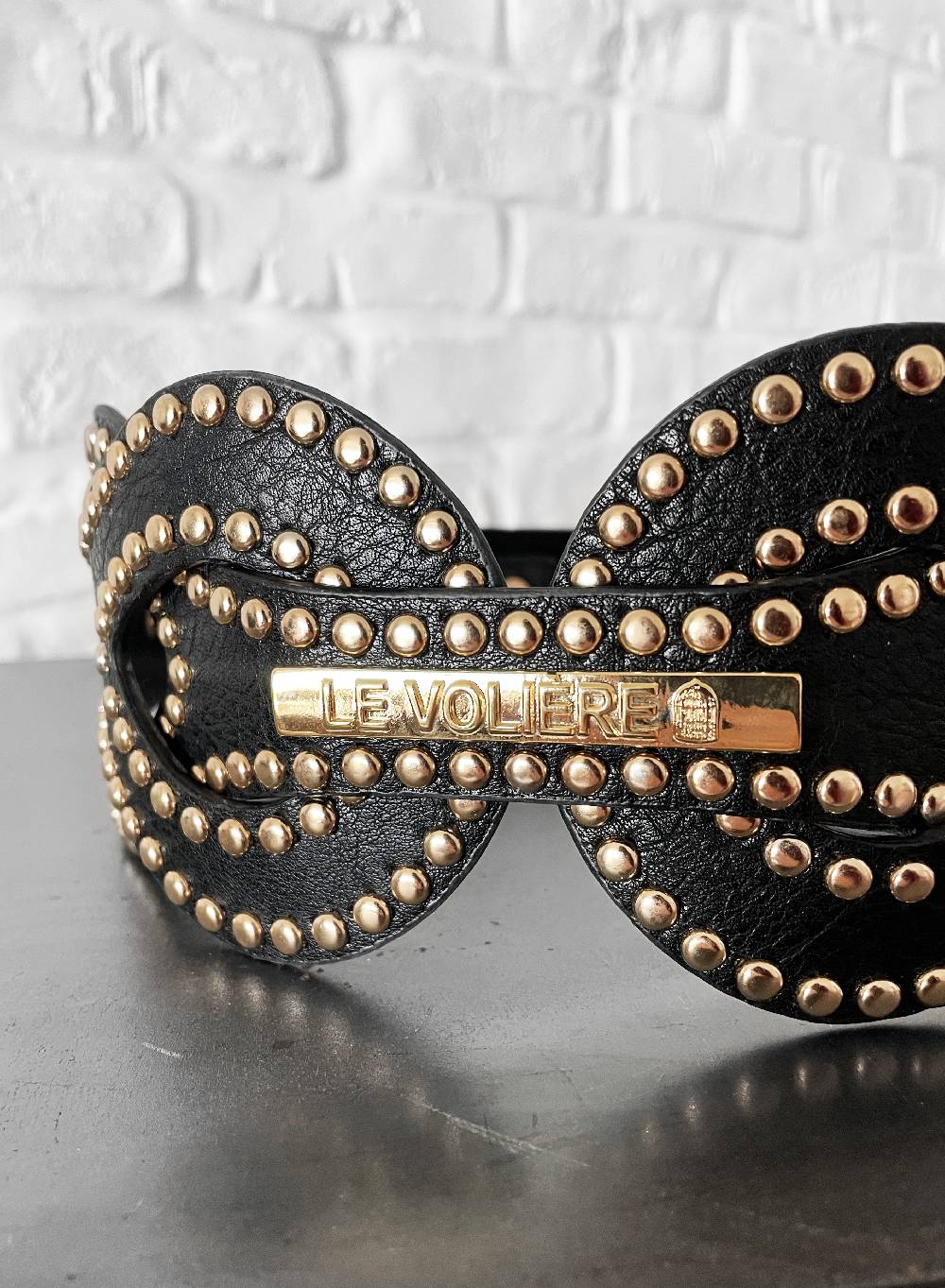 Le Volière Cintura in ecopelle con borchie oro Offerta