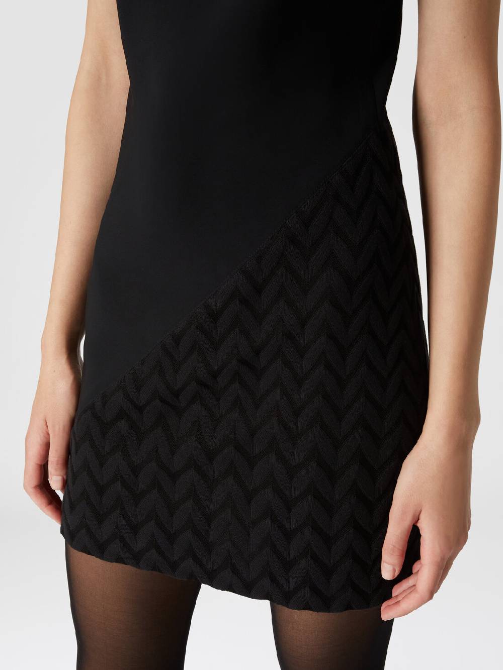 Missoni Mini-abito senza maniche in viscosa con dettaglio chevron Novità
