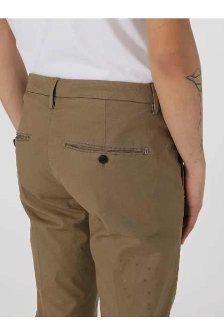DONDUP Pantaloni di alta qualità da DONDUP Scopri i pantaloni di alta qualità di DONDUP, marchio conosciuto per il suo stile unico e la sua attenzione ai dettagli. Vestibilità perfetta e materiali pregiati Negozi Online