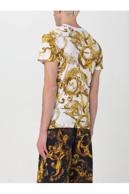 VERSACE T-shirt uomo Versace La T-shirt da uomo di Versace è sinonimo di stile e qualità. Realizzata con materiali pregiati e design elegante, è un capo iconico per l\'uomo moderno Negozi Online