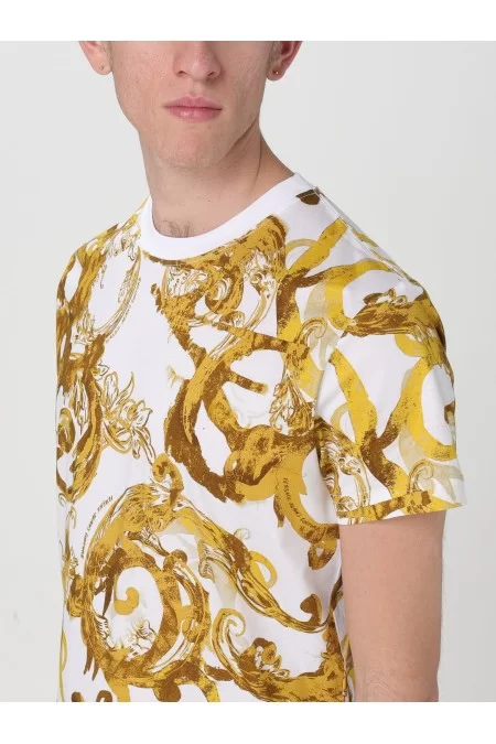 VERSACE T-shirt uomo Versace La T-shirt da uomo di Versace è sinonimo di stile e qualità. Realizzata con materiali pregiati e design elegante, è un capo iconico per l\'uomo moderno Negozi Online
