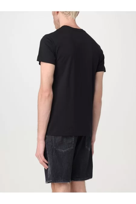 VERSACE Descrizione Maglietta Uomo Versace T-shirt Uomo Versace Maglietta di alta qualità con design elegante di Versace. Realizzata con tessuti premium per comfort e stile elevato. Per l\'uomo moderno che cerca un look distint Fino Al -60%