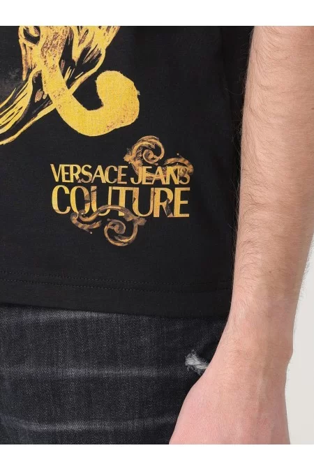 VERSACE Descrizione Maglietta Uomo Versace T-shirt Uomo Versace Maglietta di alta qualità con design elegante di Versace. Realizzata con tessuti premium per comfort e stile elevato. Per l\'uomo moderno che cerca un look distint Fino Al -60%