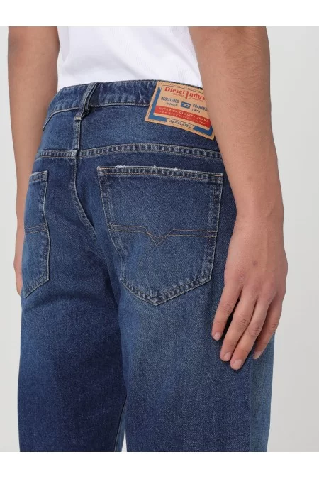 DIESEL Le Bermuda shorts da uomo di DIESEL offrono stile e comfort impeccabili. ``` Bermuda shorts da uomo DIESELI Bermuda shorts da uomo di DIESEL offrono stile e comfort impeccabili. ``` Economico