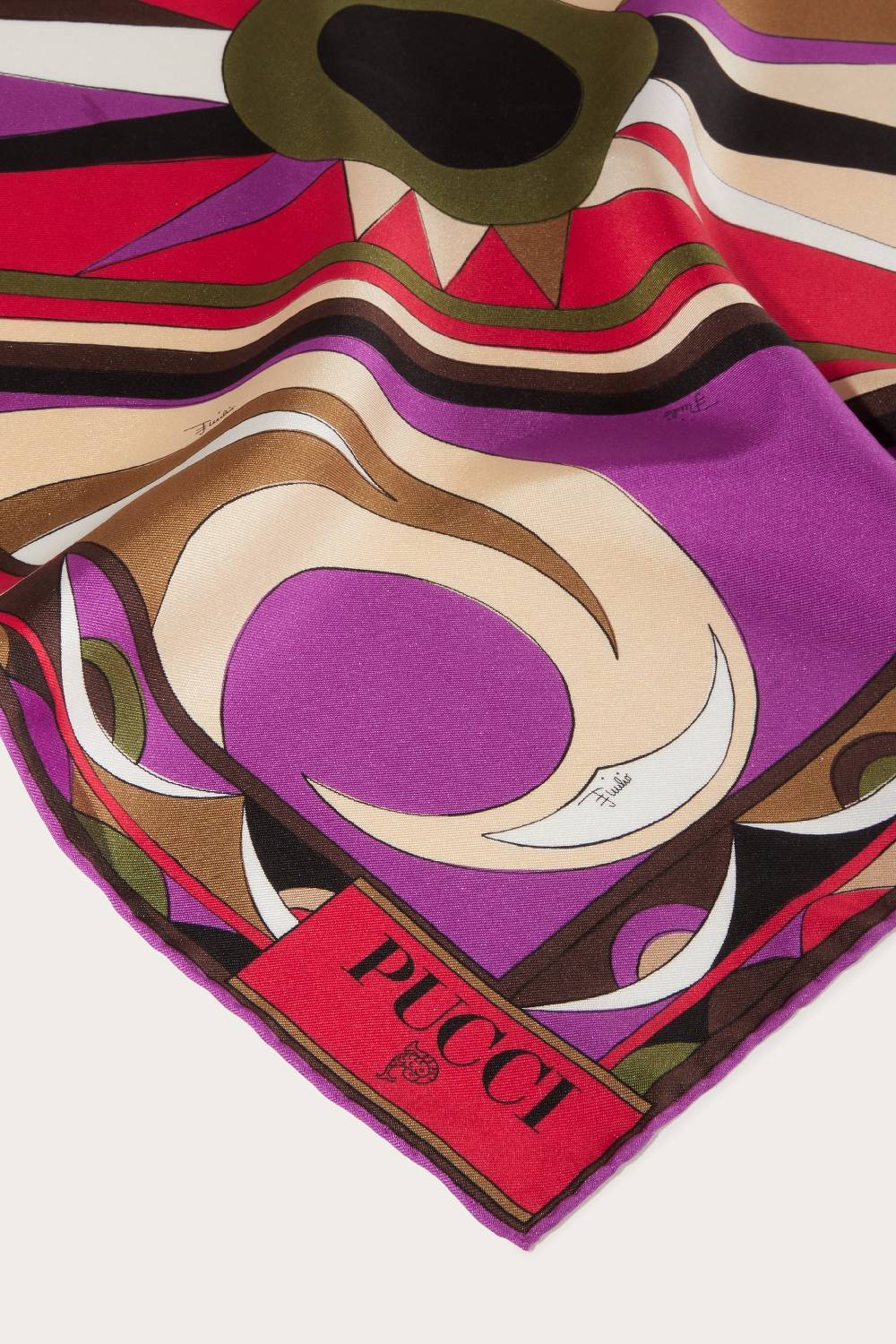 Pucci Carré piccolo in seta con stampa Cigni Convenienza