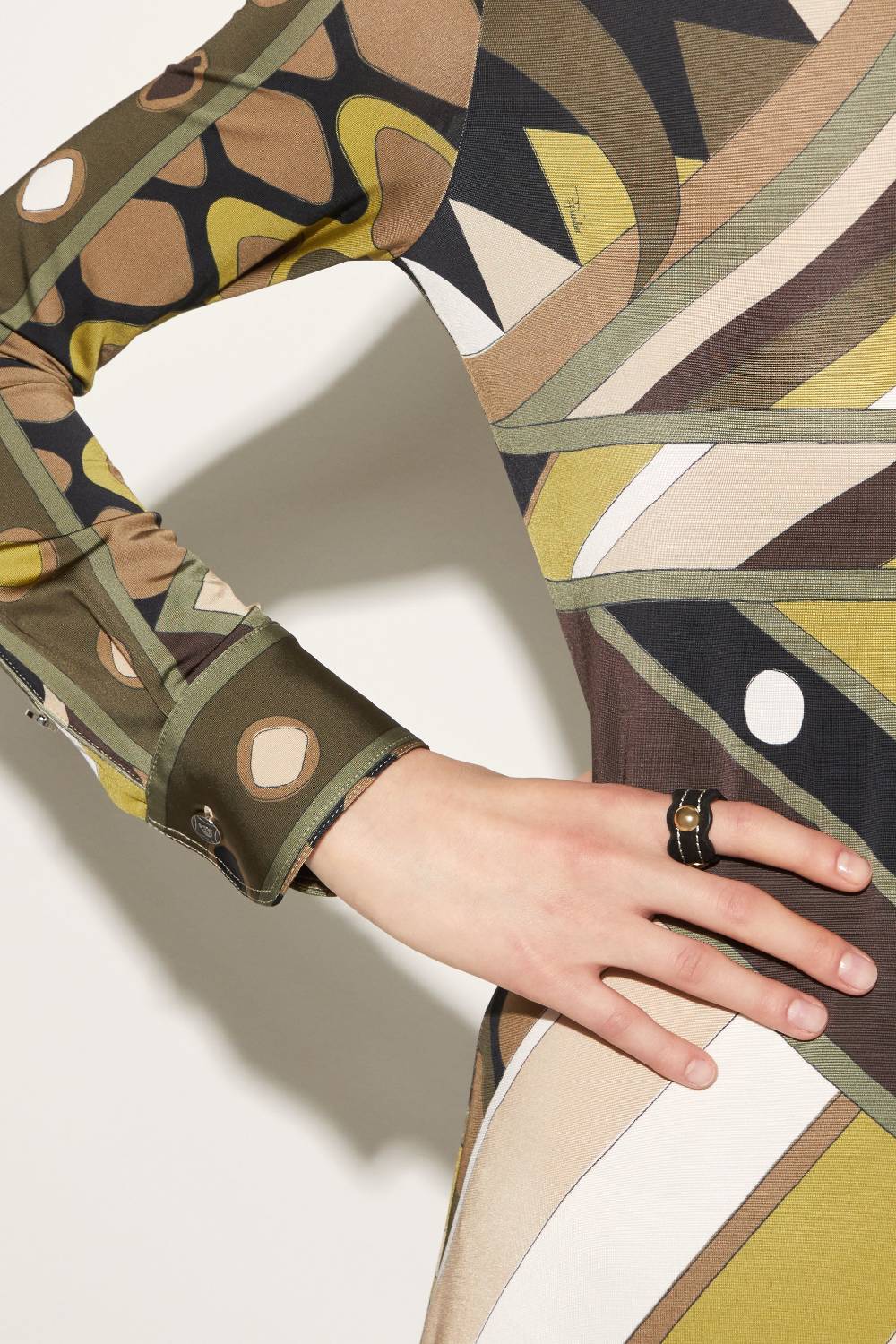 Pucci Anello Onde sottile in pelle scamosciata Fornitura limitata