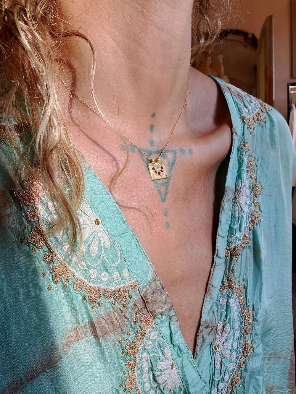 Rose & Lini 5 OCTOBRE “GAIA T.” GOLD MEDAL NECKLACE Vendita Economica
