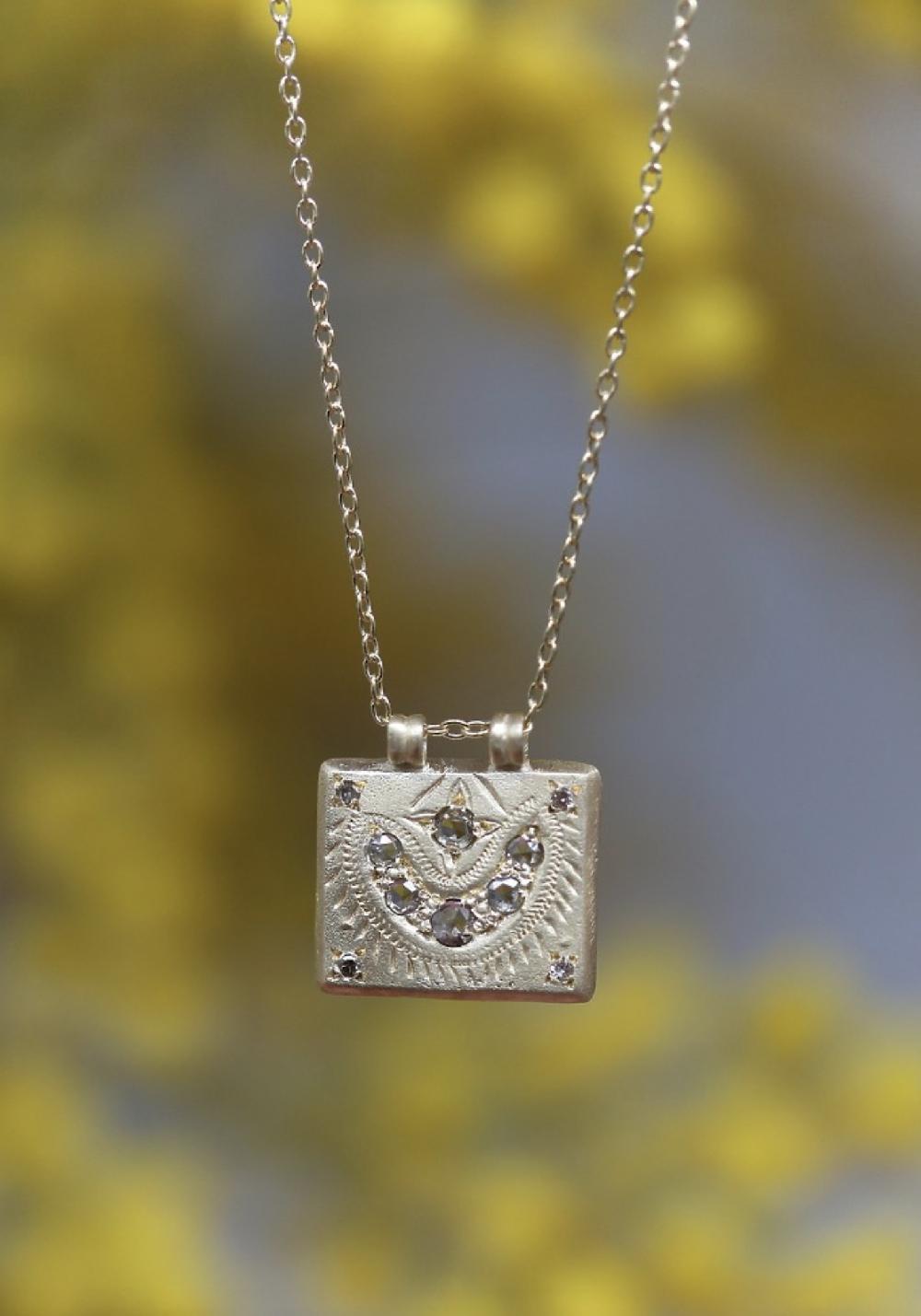 Rose & Lini 5 OCTOBRE “GAIA” GOLD MEDAL NECKLACE Saldi Di Fabbrica