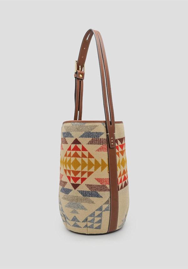 Rose & Lini A VACATION “MARCHE” SMITH ROCK BUCKET BAG 2025