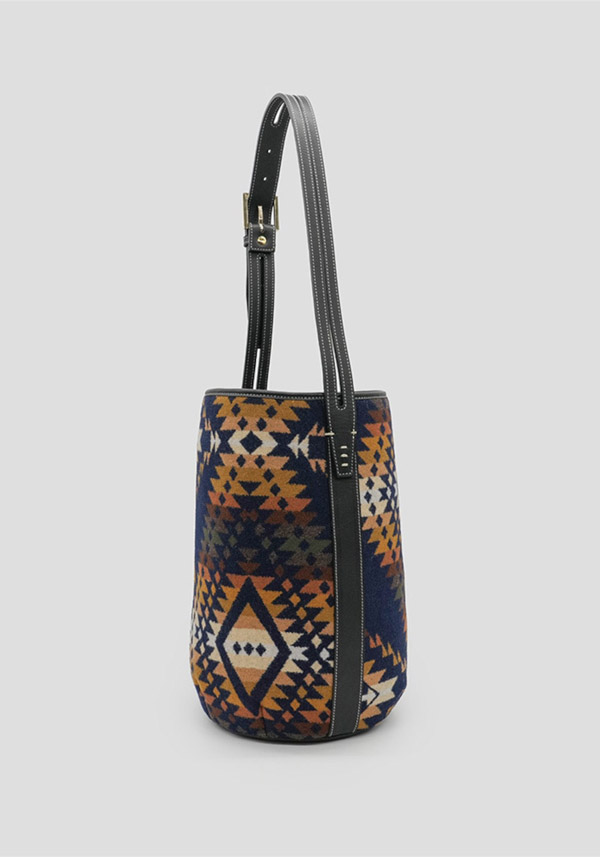 Rose & Lini A VACATION “MARCHE” TRAILS NAVY BUCKET BAG Qualità