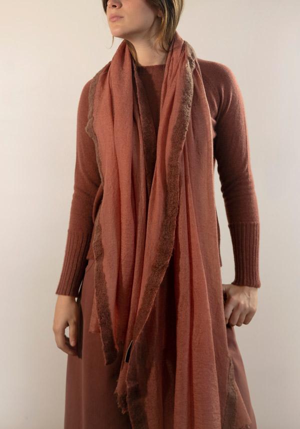 Rose & Lini MIRROR IN THE SKY CASHMERE “GRAN SOUFFLE SEMI-FELTED SHAWL” MAHOGANY & WILLOW Sconto
