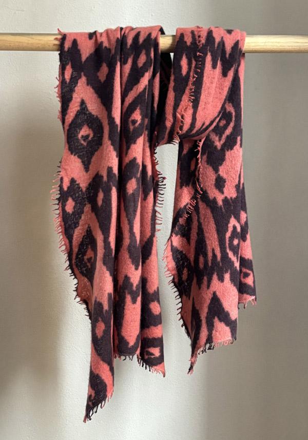 Rose & Lini MIRROR IN THE SKY CASHMERE “OPEN KNITTED PRINT” SHRIMP & INKPOT SCARF I Più Venduti