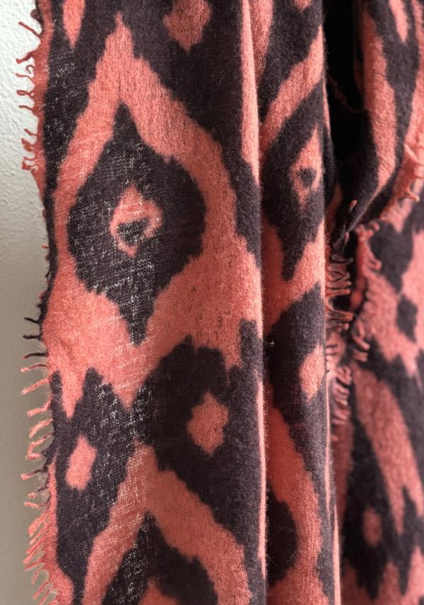 Rose & Lini MIRROR IN THE SKY CASHMERE “OPEN KNITTED PRINT” SHRIMP & INKPOT SCARF I Più Venduti