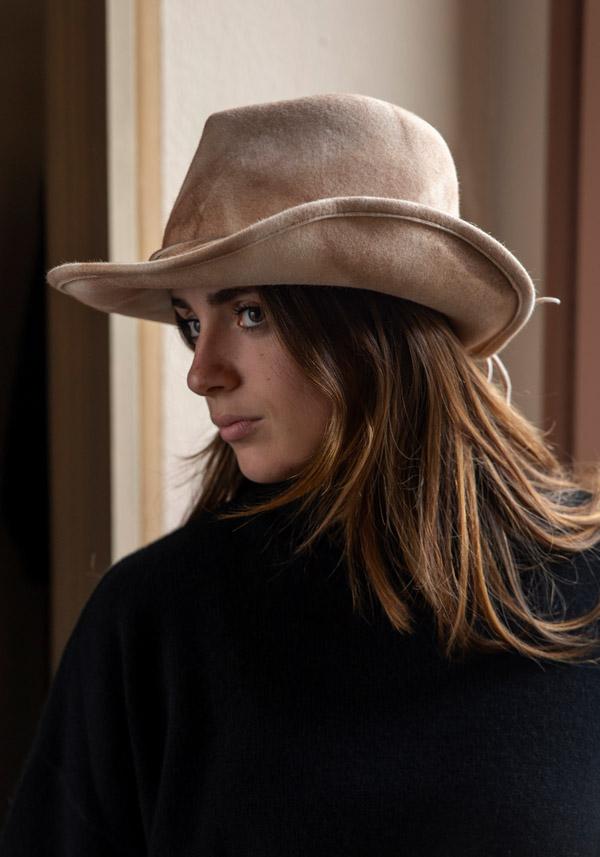 Rose & Lini YESEY “B MOUNTAIN” SAND FELTED HAT Offerta
