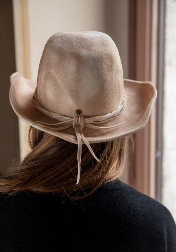 Rose & Lini YESEY “B MOUNTAIN” SAND FELTED HAT Offerta