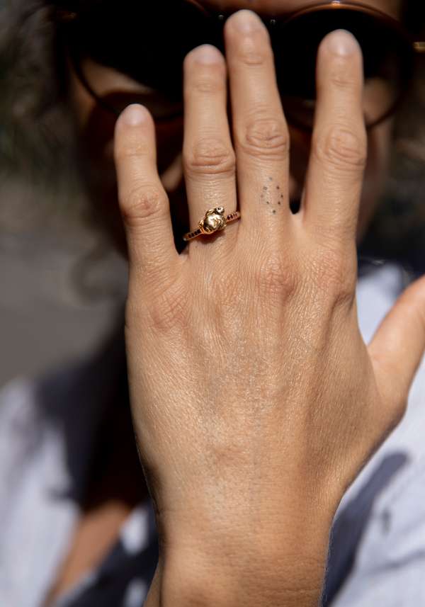 Rose & Lini CATHERINE MICHIELS “USAGI RABBIT” GOLD & RUBY RING Sconto