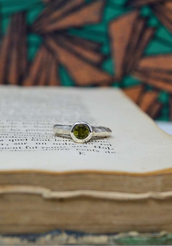 Rose & Lini ROSAMARIA SILVER & PERIDOT “JHARA” RING Negozio
