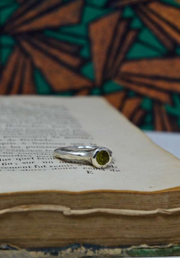 Rose & Lini ROSAMARIA SILVER & PERIDOT “JHARA” RING Negozio