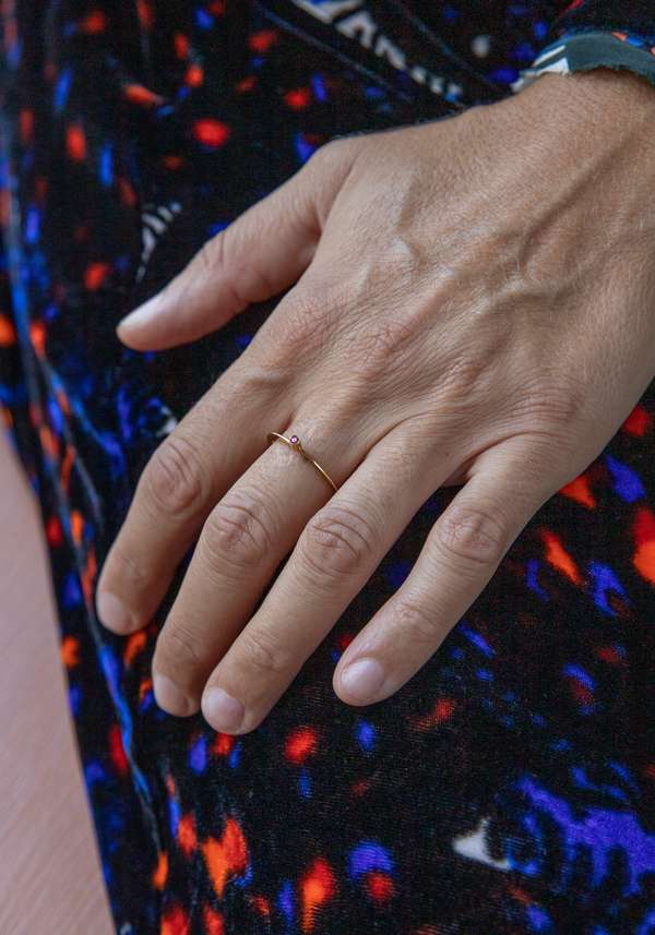 Rose & Lini MAITEA “PUNTO” GOLD & RUBY RING Negozi Online