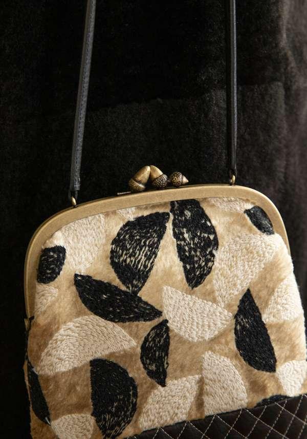 Rose & Lini MINÄ PERHONEN WOOL & LEATHER EMBROIDERED “BAG 9670” BEIGE & BLACK Sostegno trimestrale