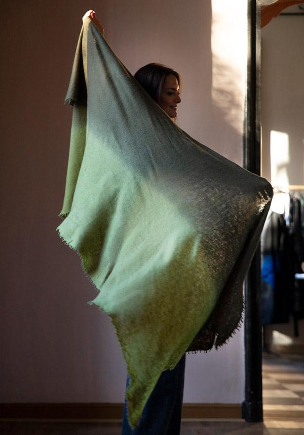 Rose & Lini MIRROR IN THE SKY CASHMERE “OPEN KNITTED DEGRADEE” LAUREL & MOSS SCARF Ultimo giorno