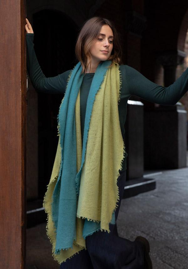Rose & Lini MIRROR IN THE SKY CASHMERE “OPEN KNITTED DEGRADEE” PINE & MOSS SCARF Promozione temporanea