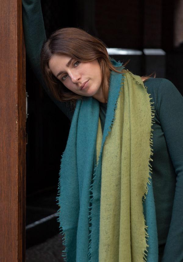 Rose & Lini MIRROR IN THE SKY CASHMERE “OPEN KNITTED DEGRADEE” PINE & MOSS SCARF Promozione temporanea