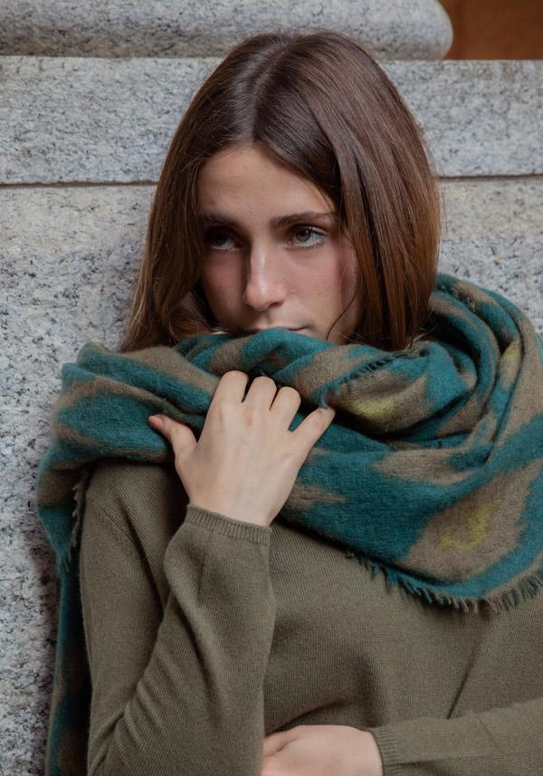 Rose & Lini MIRROR IN THE SKY CASHMERE “OPEN KNITTED PRINT” LAUREL & PINE SCARF Sostegno trimestrale