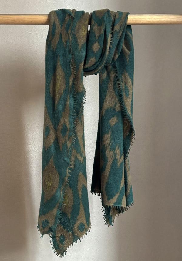 Rose & Lini MIRROR IN THE SKY CASHMERE “OPEN KNITTED PRINT” LAUREL & PINE SCARF Sostegno trimestrale