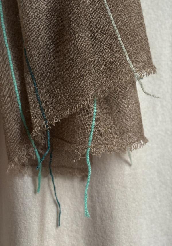 Rose & Lini MIRROR IN THE SKY CASHMERE “SOHO BABY SHAWL” COFFEE & GREENS Fino al 55% di sconto