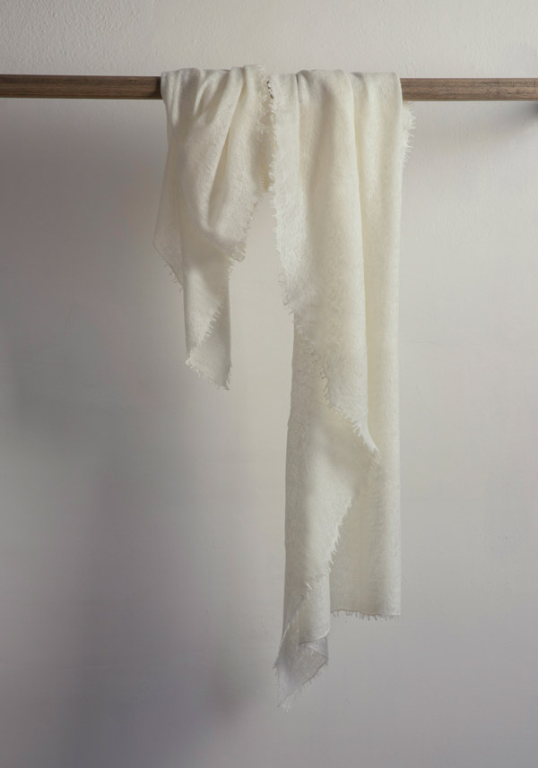 Rose & Lini MIRROR IN THE SKY CASHMERE “OPEN KNITTED MELANGE” WHITE SCARF Black Friday Prezzi