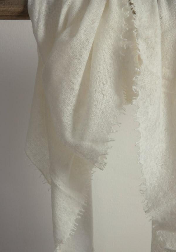 Rose & Lini MIRROR IN THE SKY CASHMERE “OPEN KNITTED MELANGE” WHITE SCARF Black Friday Prezzi