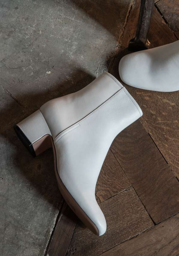 Rose & Lini PELLICO “APEMA 50” WHITE ANKLE BOOTS Economico