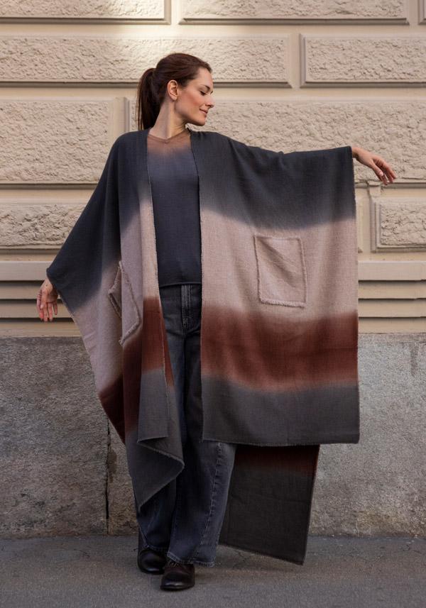 Rose & Lini MIRROR IN THE SKY CASHMERE “INDRA” V-NECK SWEATER ASPHALT & WILLOW Promozione Limitata