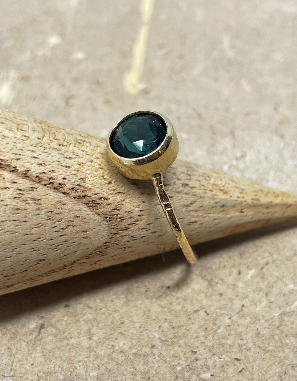 Rose & Lini MAITEA ROUND “TOURMALINE” PETROL BLUE RING Convenienza