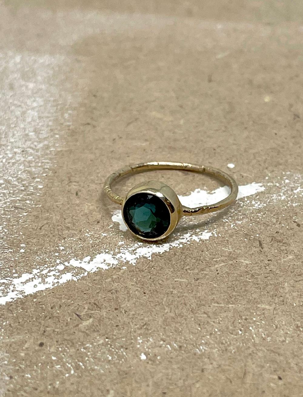 Rose & Lini MAITEA ROUND “TOURMALINE” PETROL BLUE RING Convenienza