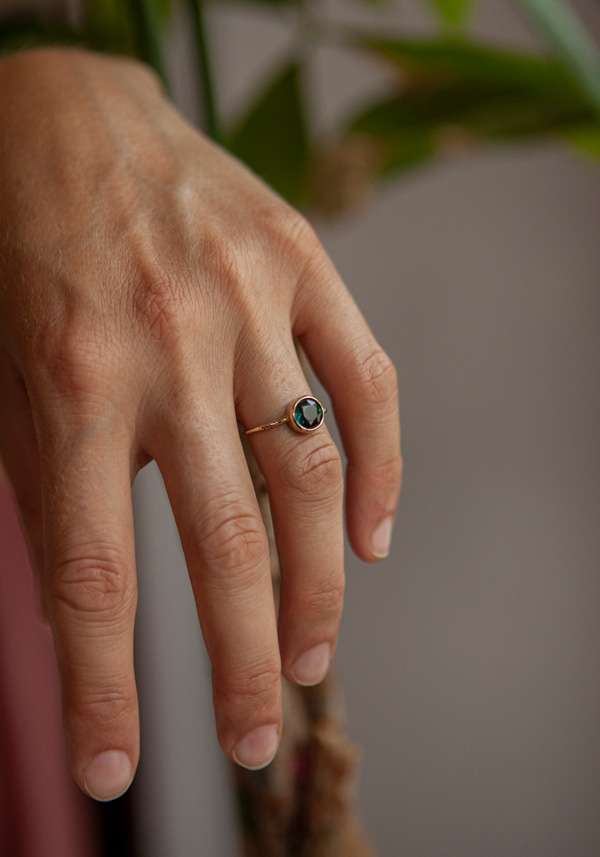Rose & Lini MAITEA ROUND “TOURMALINE” PETROL BLUE RING Convenienza