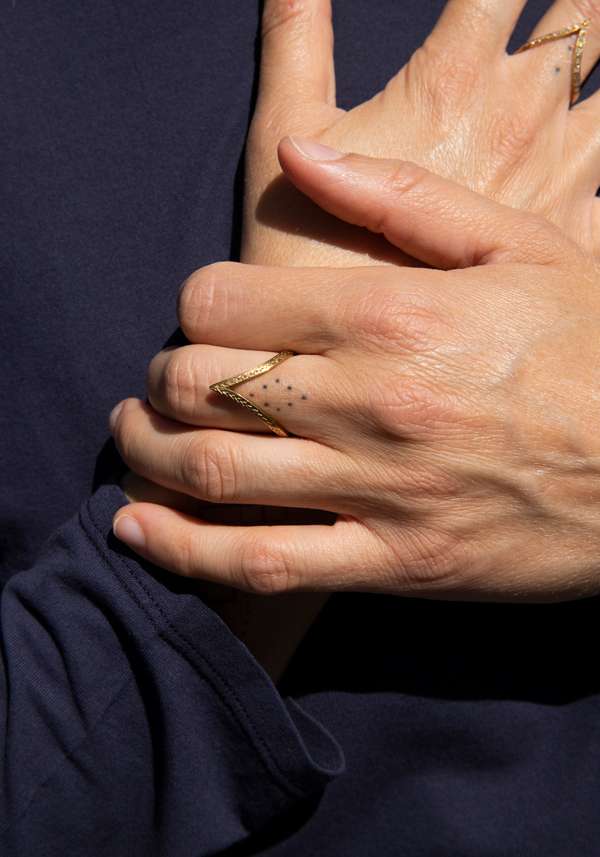 Rose & Lini MAITEA “HEART” GOLD ENGRAVED RING Offerta esclusiva