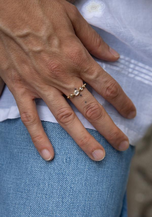 Rose & Lini DORETTE GOLD & WHITE SAPPHIRE “BAGUE SIMPLE” RING Offerta migliore