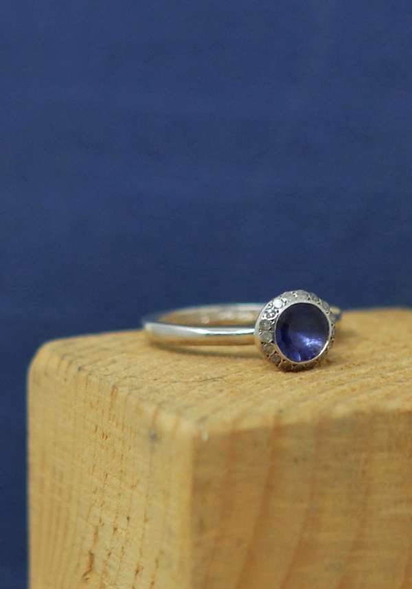 Rose & Lini ROSAMARIA “BELQUIS” DIAMONDS & IOLITE SILVER RING Nuovi prodotti