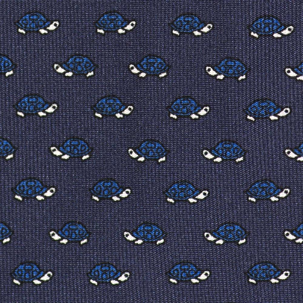 Rubinacci Cravatta in twill di seta con stampa tartaruga blu Enormi risparmi
