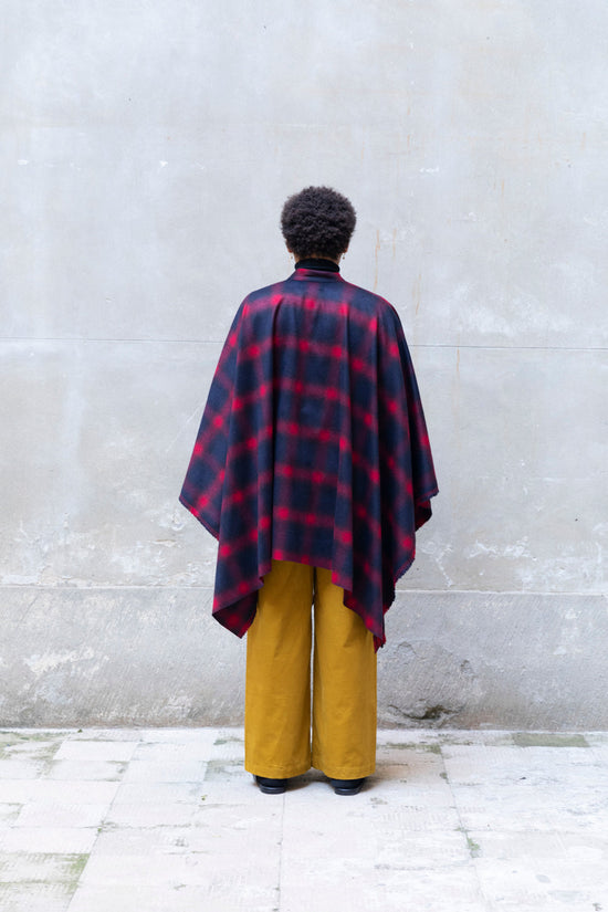 ﻿Zerobarracento Recycled Wool Midi Cape Promozione Limitata